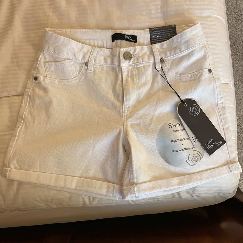 NWT! 1822 Denim white high waisted jean shorts